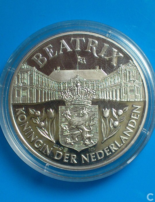 inhuldiging Koningin Beatrix 30 april 1980 - Commemorative tokens ...