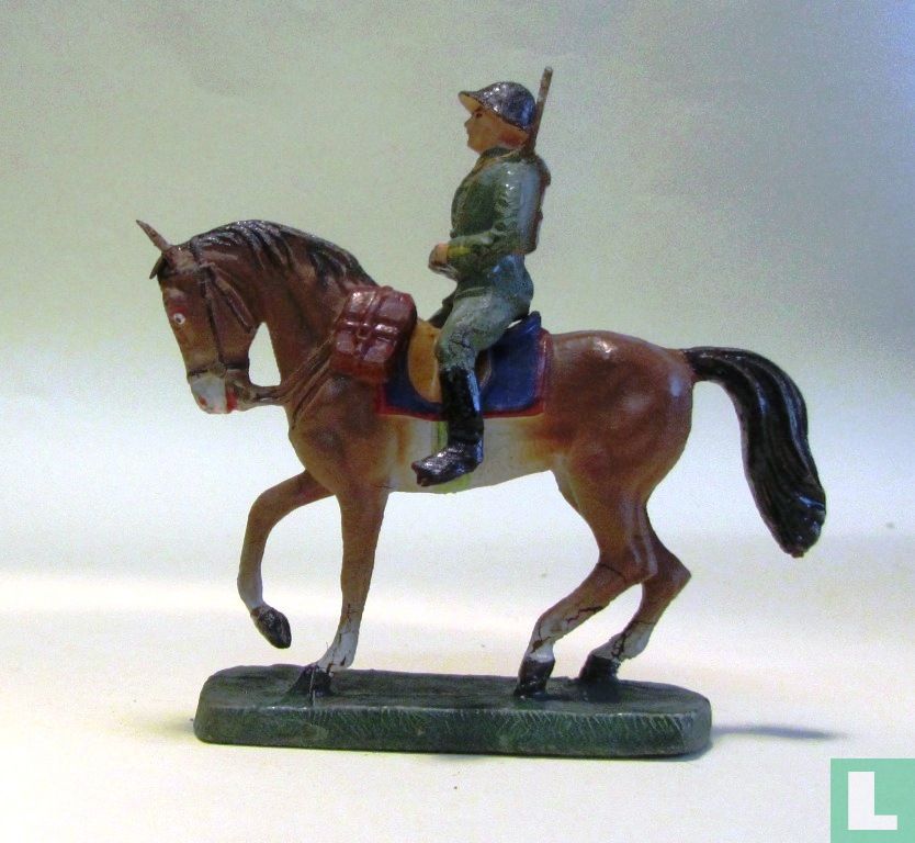 Duitse cavalerist te paard