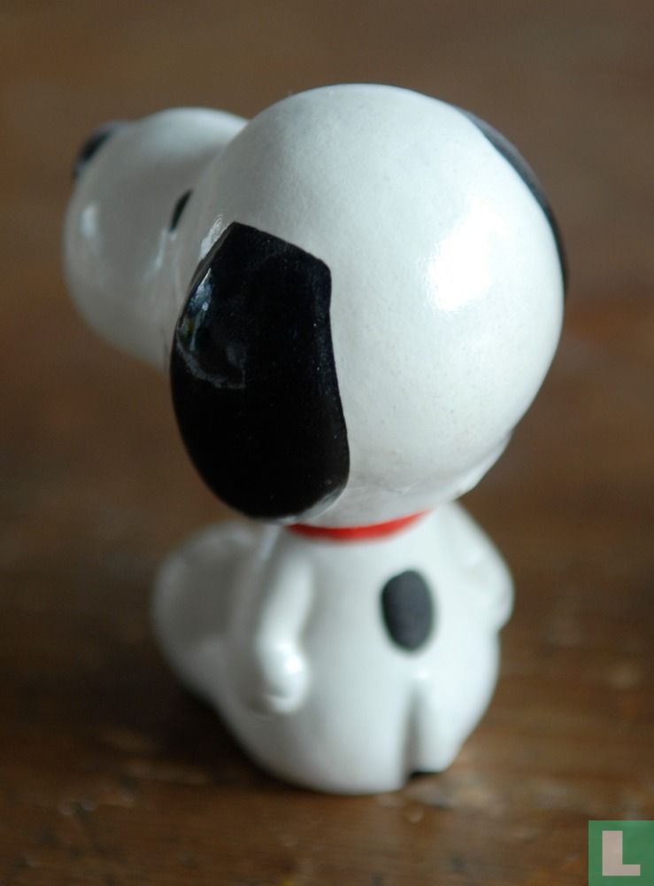 Snoopy bobblehead sitting
