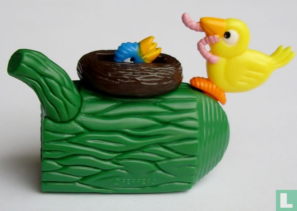 Oiseau avec le nid