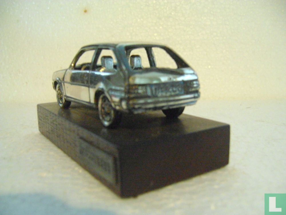 Mazda 323 'verzilverd'