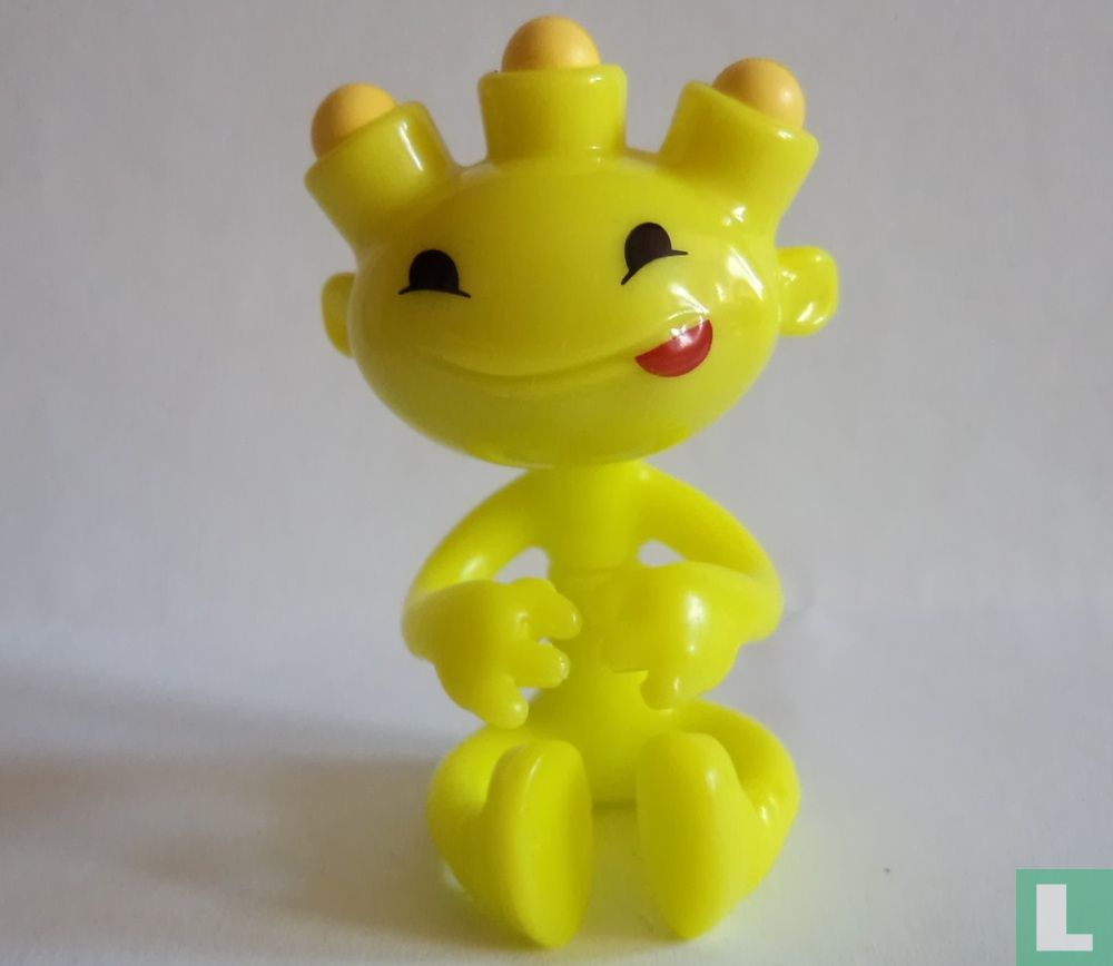 Poupée de couleur jaune