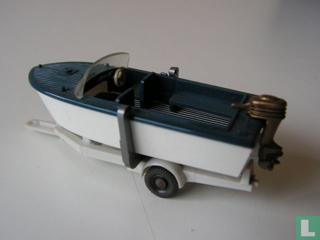 Motorboot op trailer
