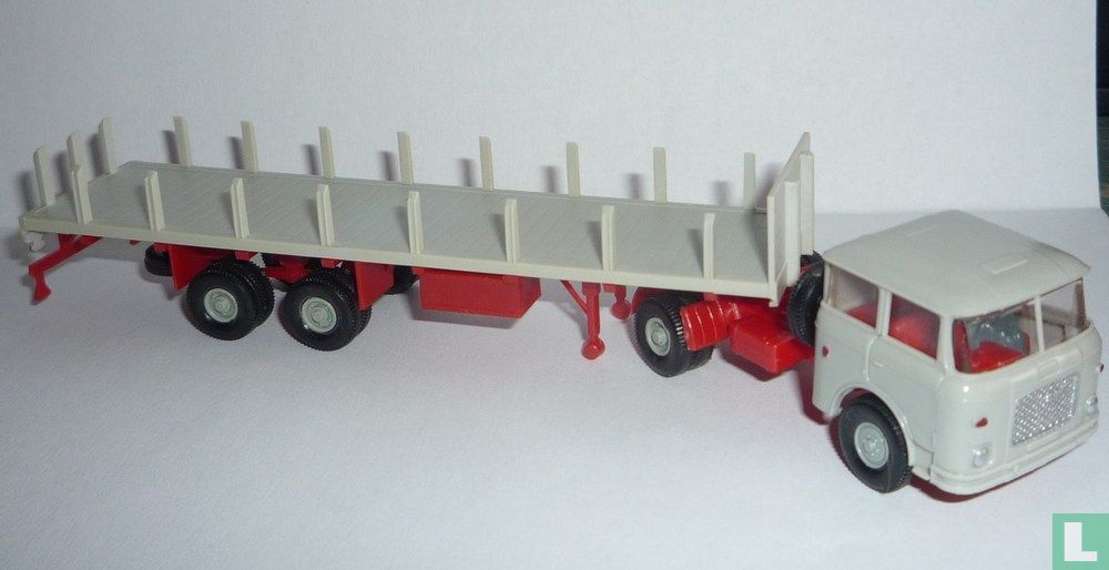 Skoda oplegger met platformtrailer