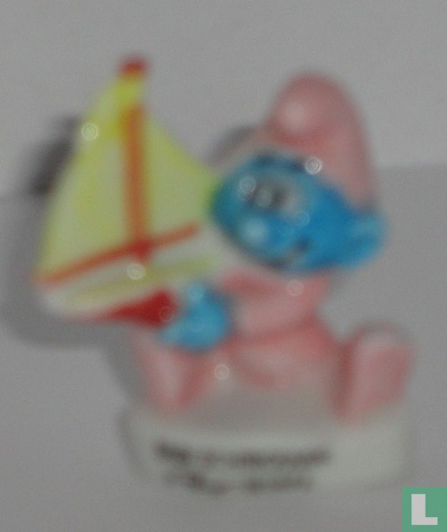 Babysmurf met zeilboot