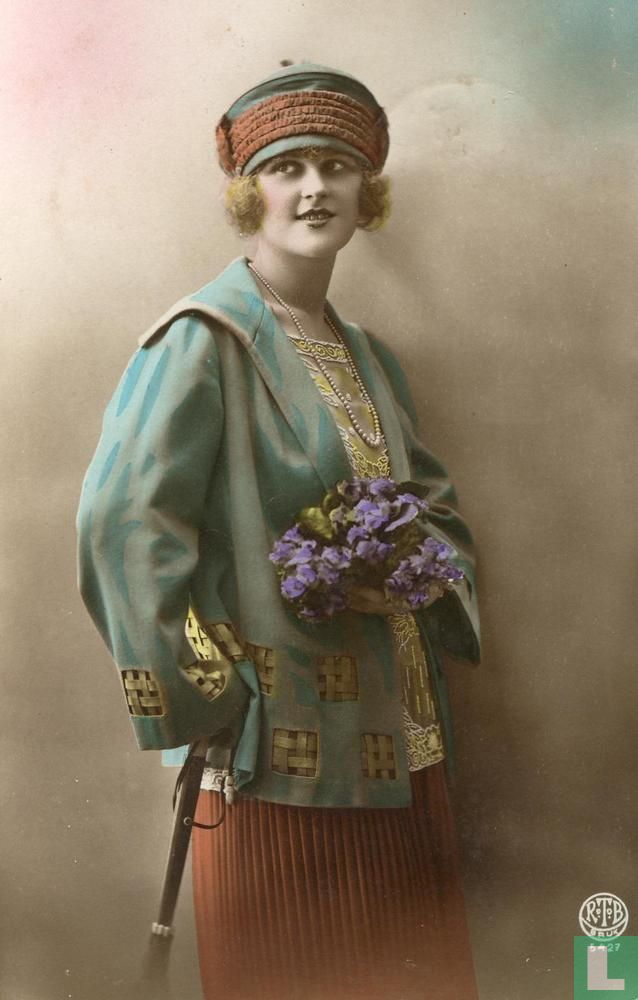 emulsie Smerig tint Jonge dame in art deco kleding met bloemen 5427 (1922) - RTB Brux - LastDodo