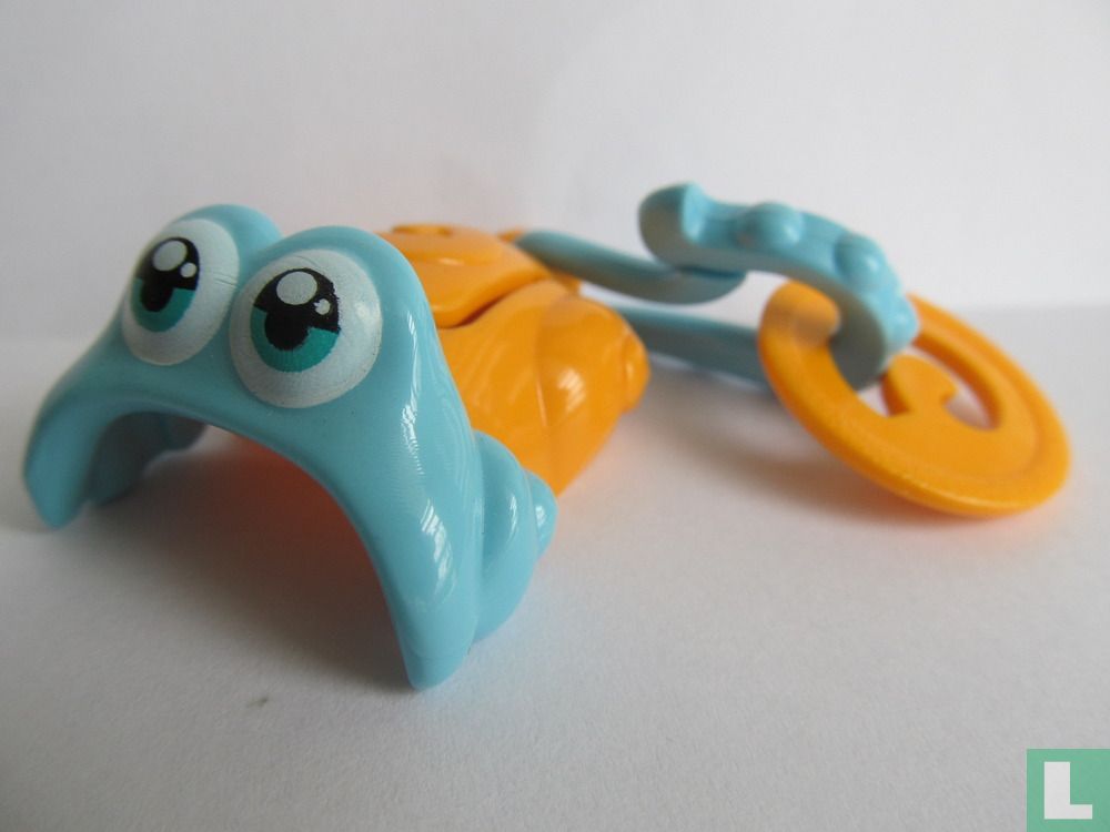 Vacuum cleaner with shoot slice