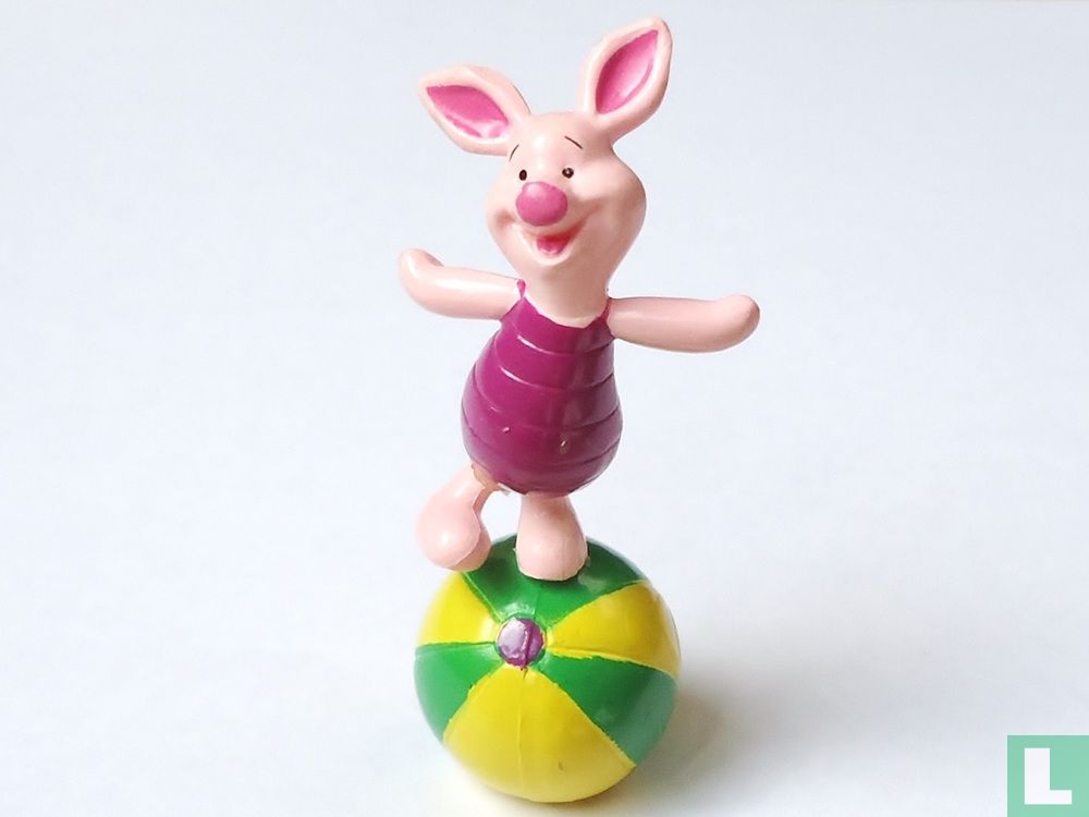 Piglet auf ball