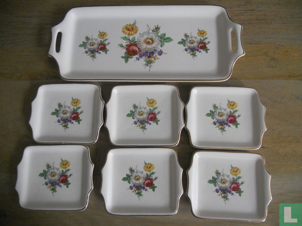 Cake dish with six plates