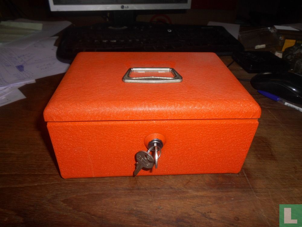 Money case with lock