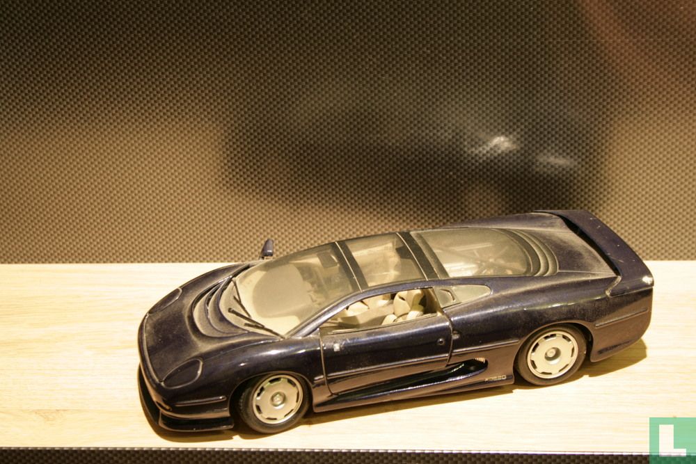 Jaguar XJ220