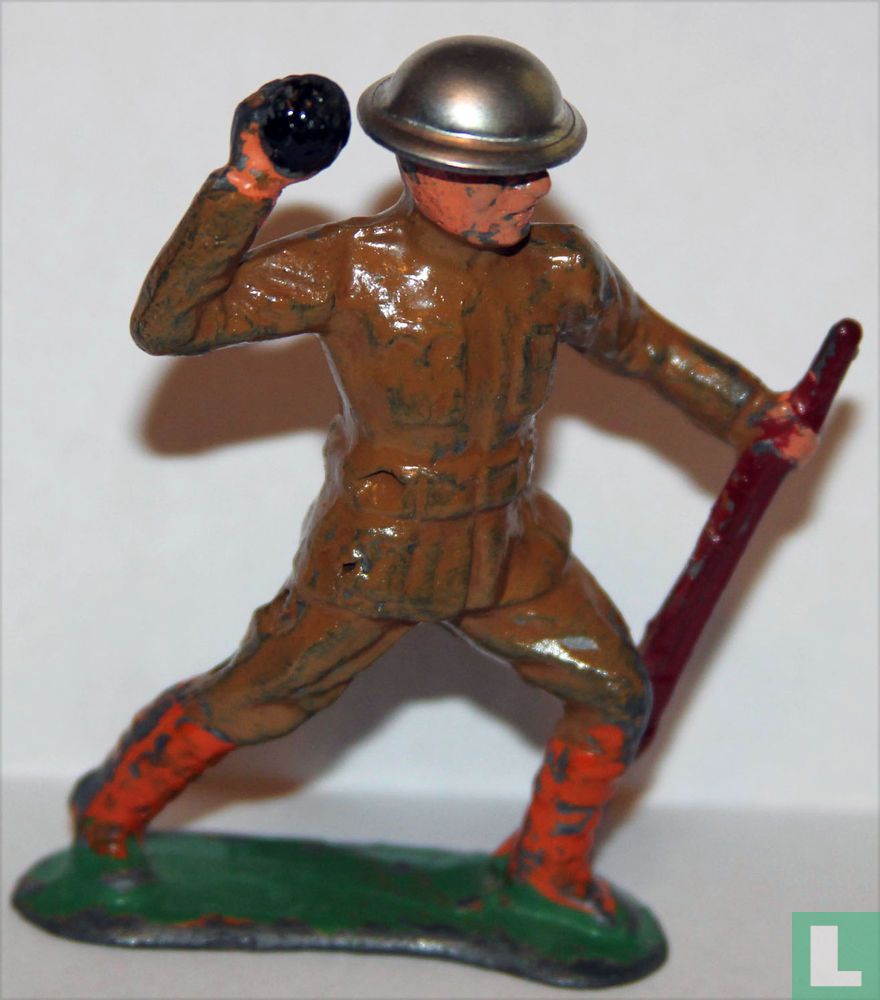 Soldat avec une grenade à main