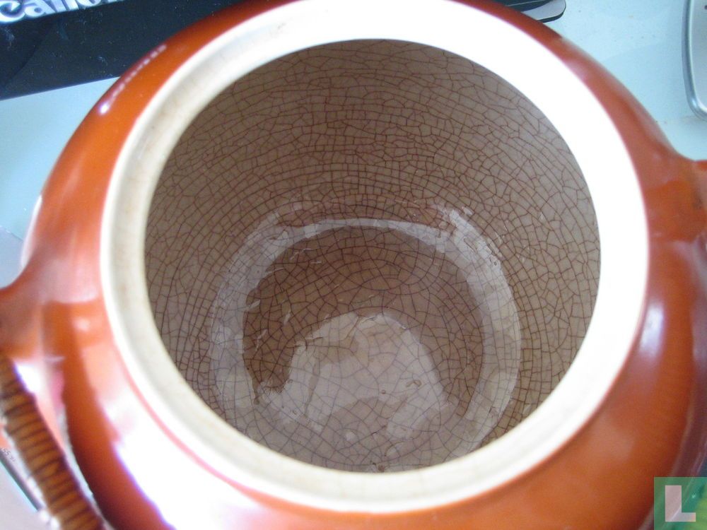 THeepot with wicker handle