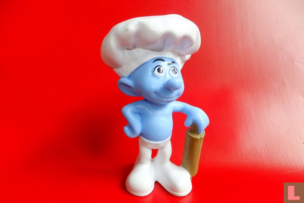 Baker smurf with rolling pin 