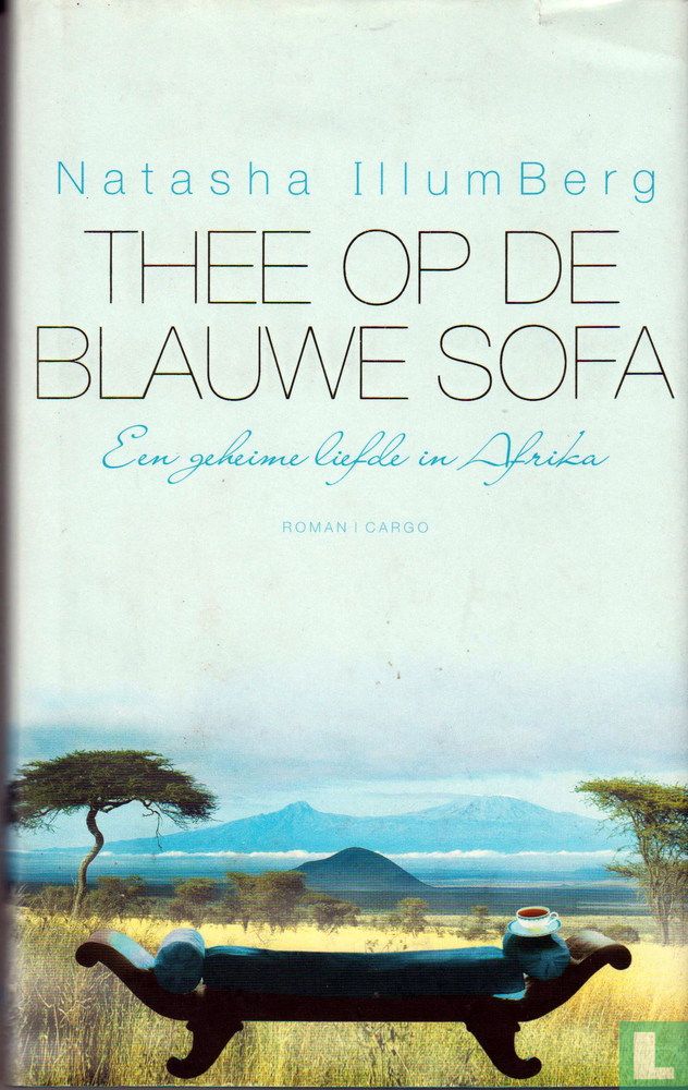 Thee op de blauwe sofa