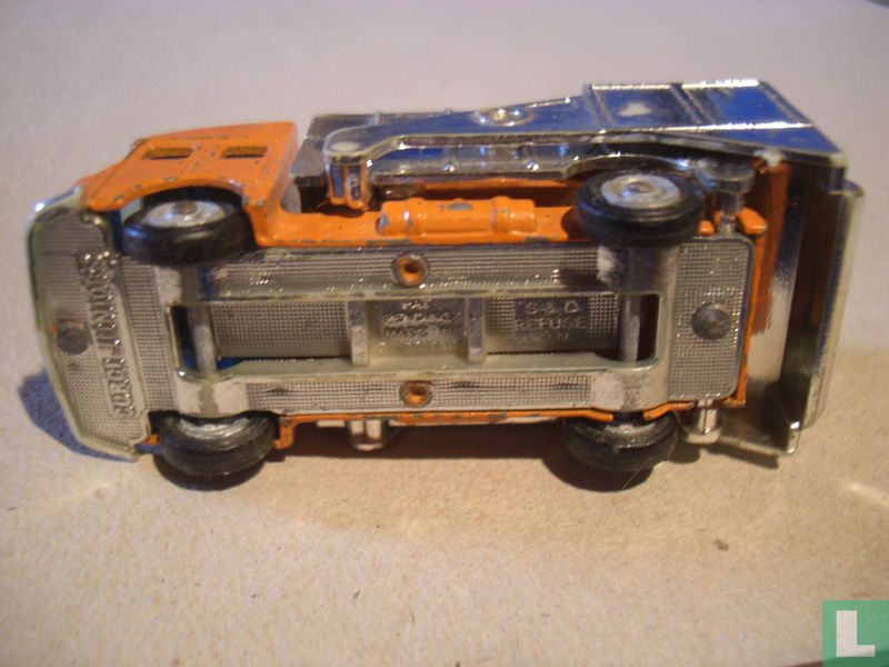 S & D Refuse Truck