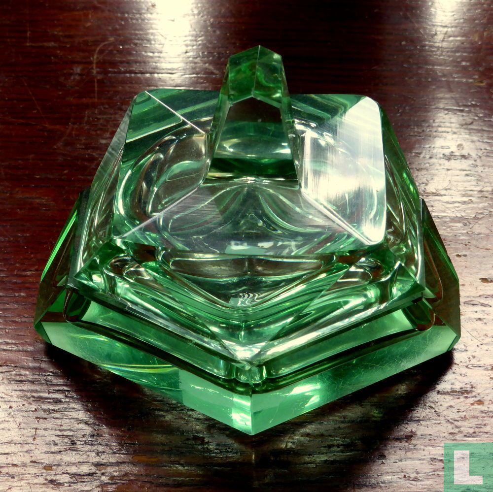 Grünes Glasgefäß