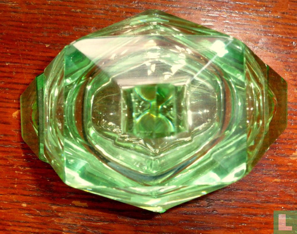 Grünes Glasgefäß