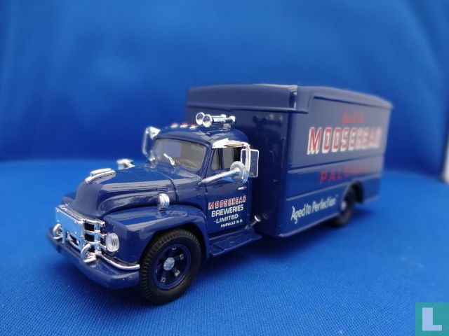 Diamond T620 Box Van 'Moosehead'