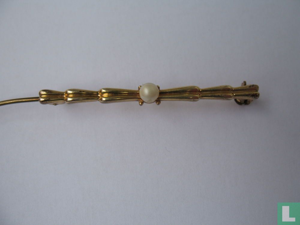 Broche met parel