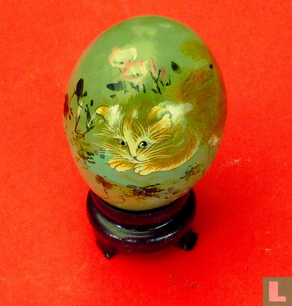 Œuf oriental avec chaton