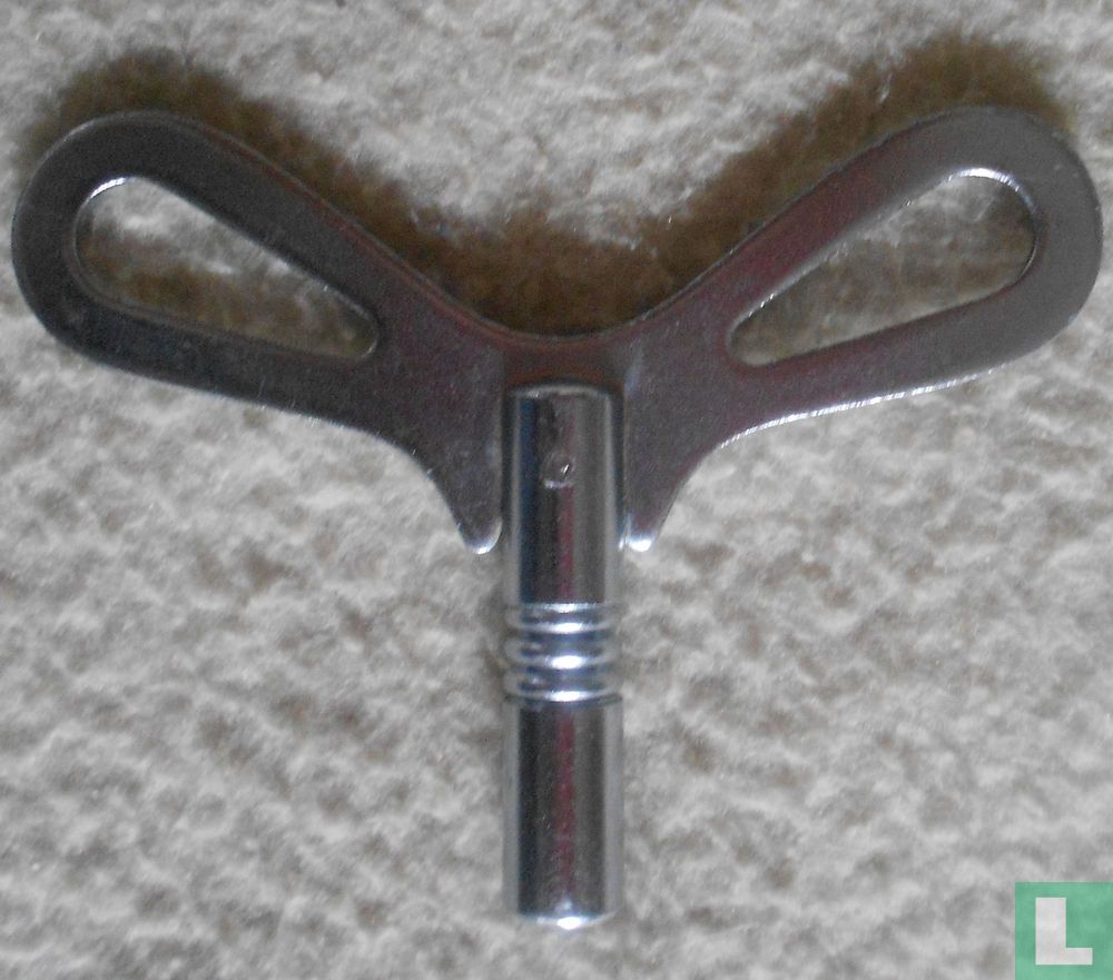 Clock key for a wall clock regulator