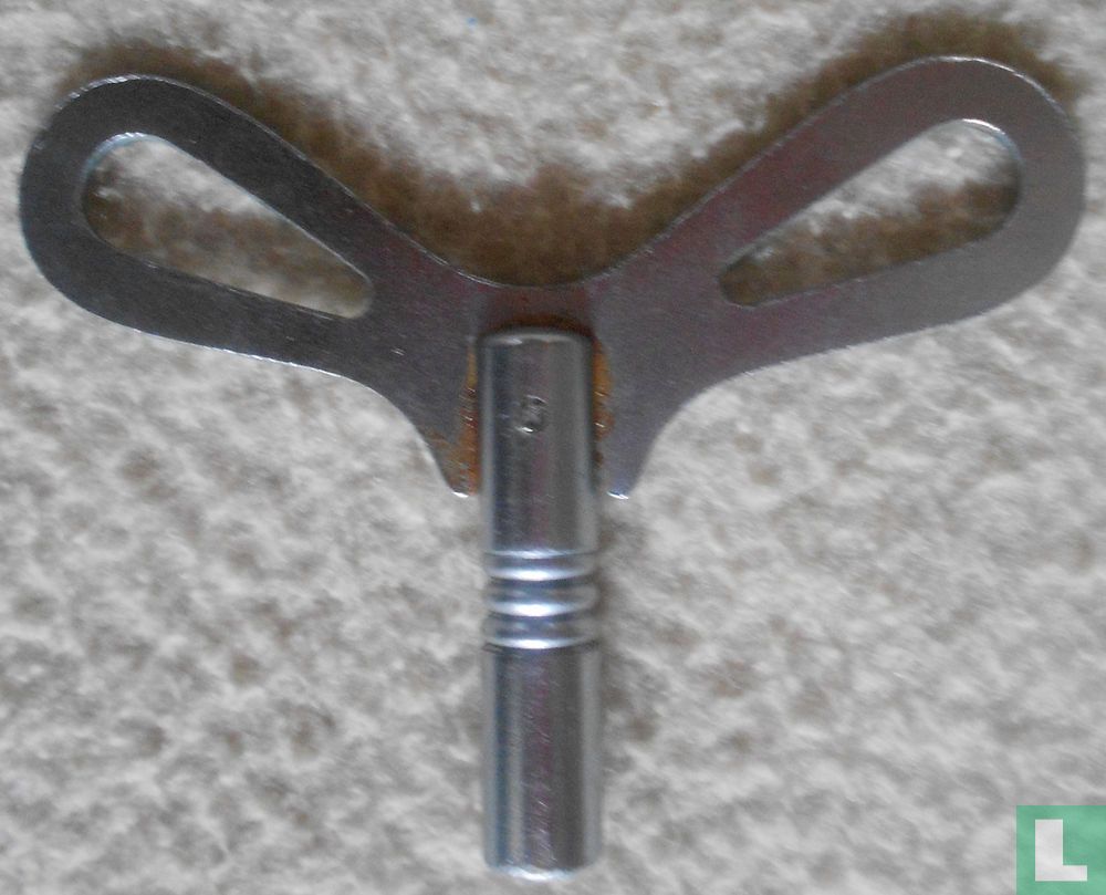 Clock key for a wall clock regulator