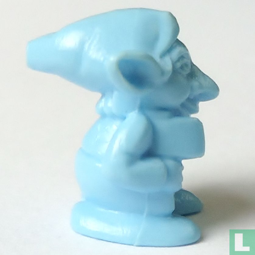 nain bleu clair avec une hache