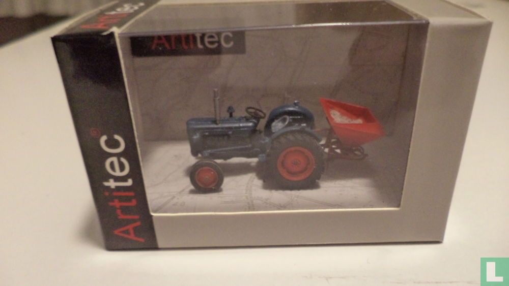 Ford Tractor met kunstmeststrooier