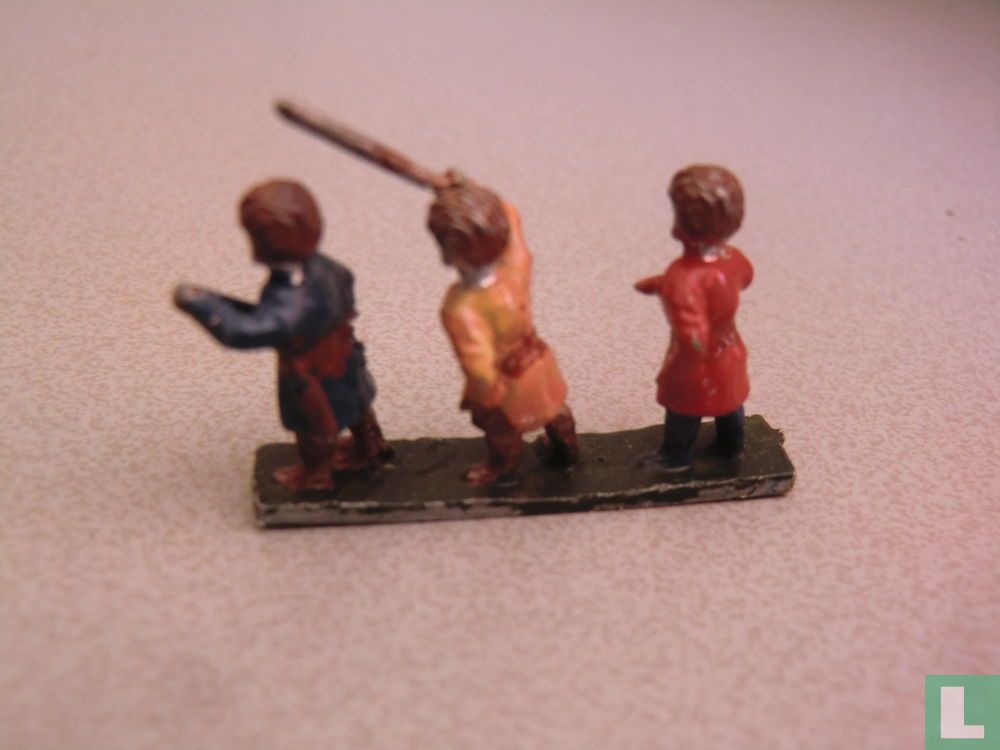 Three strip or Hobbitis