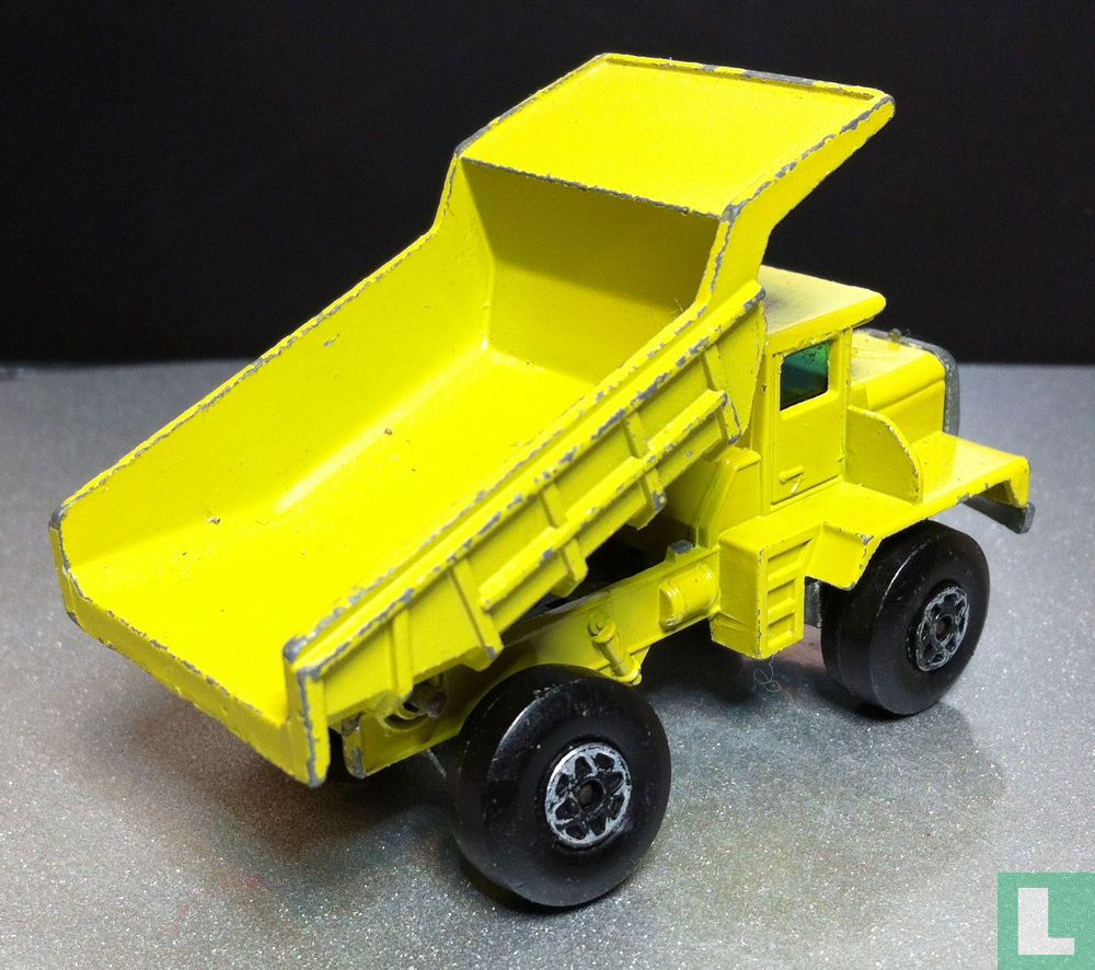 Mack Dump Truck (closed)