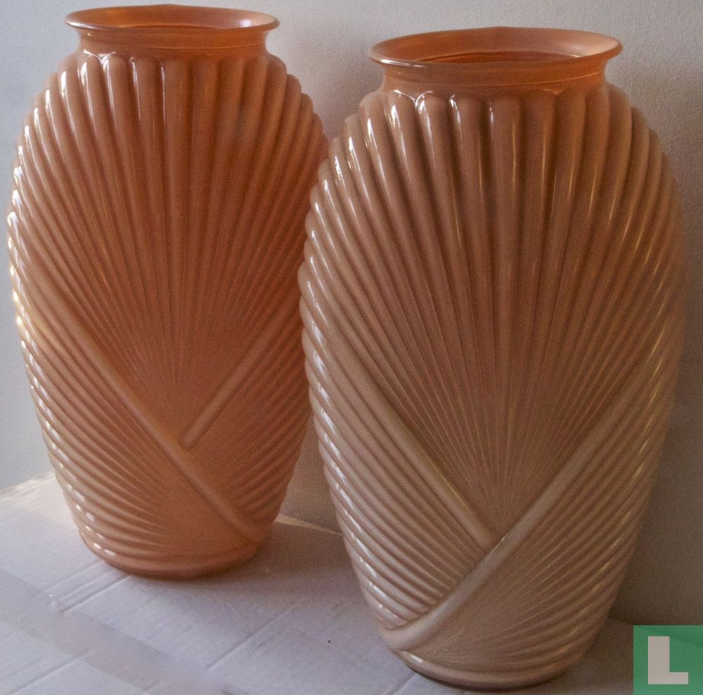 Vases en verre rose