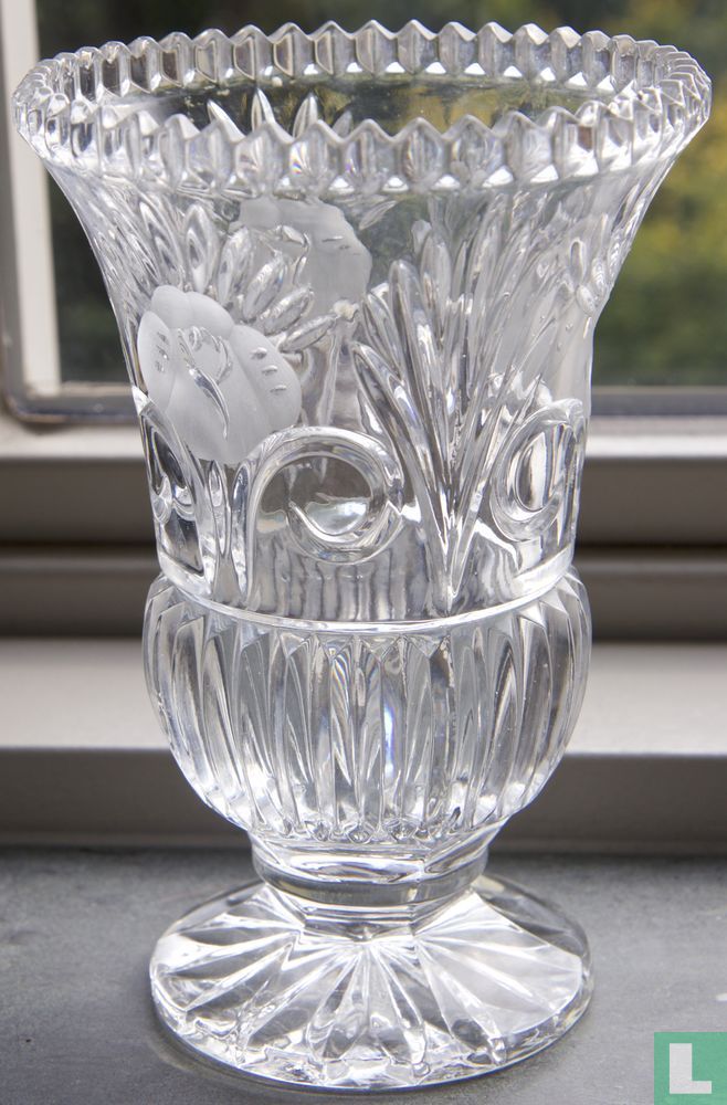Vase en verre pressé transparent