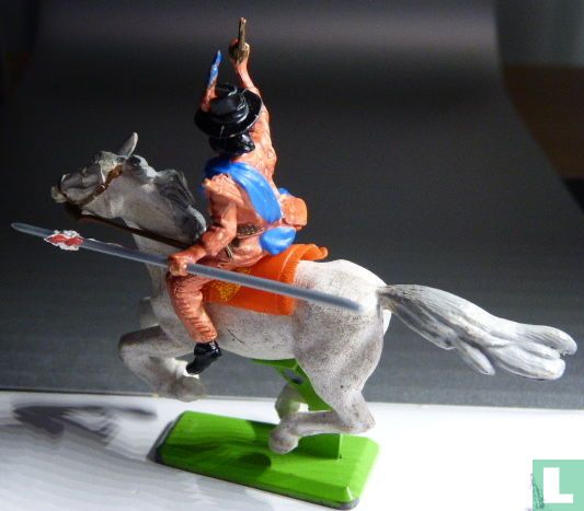 Apache à cheval avec pistolet et lance