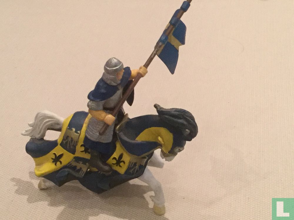 Saracen with banner (blue)