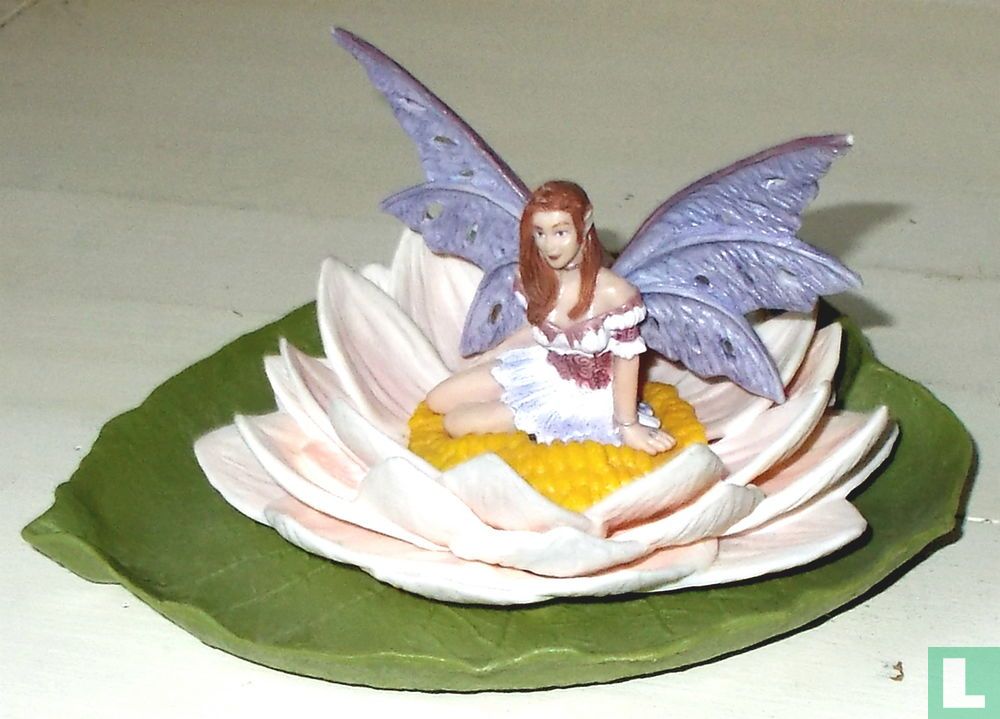 Elfe auf Seerose