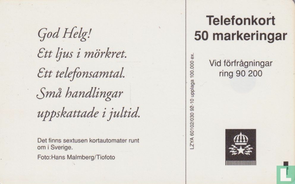 Flicka tänder ett ljus