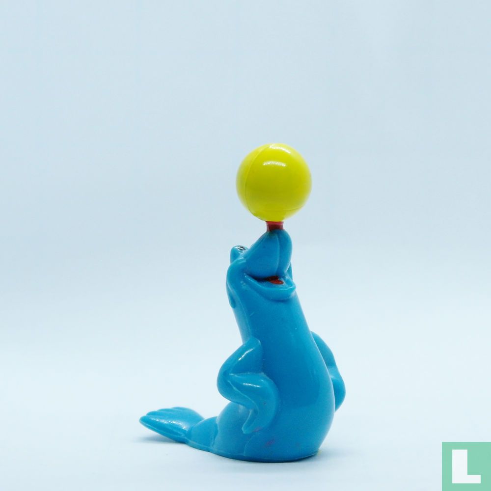 Juggling seal