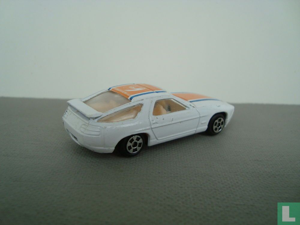 Porsche 928