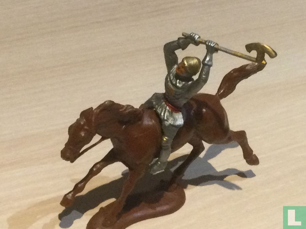 Rüstung mit Axt zu Pferd