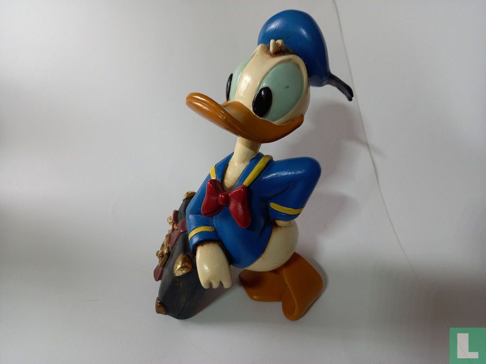 Donald Duck Statue