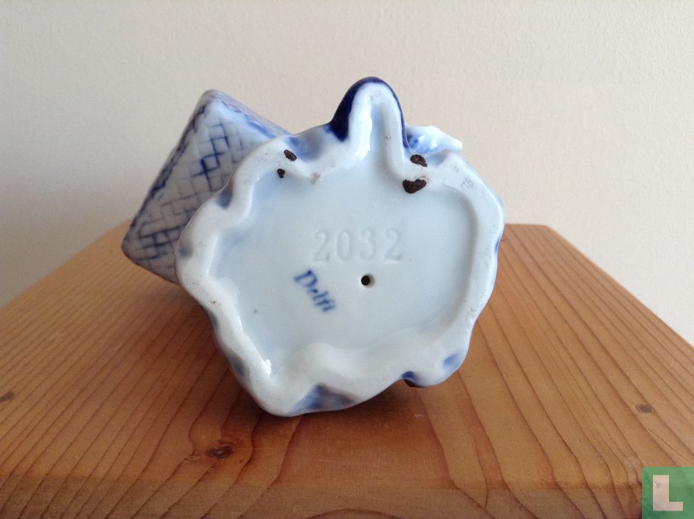 Pêcheuse avec panier de pêche