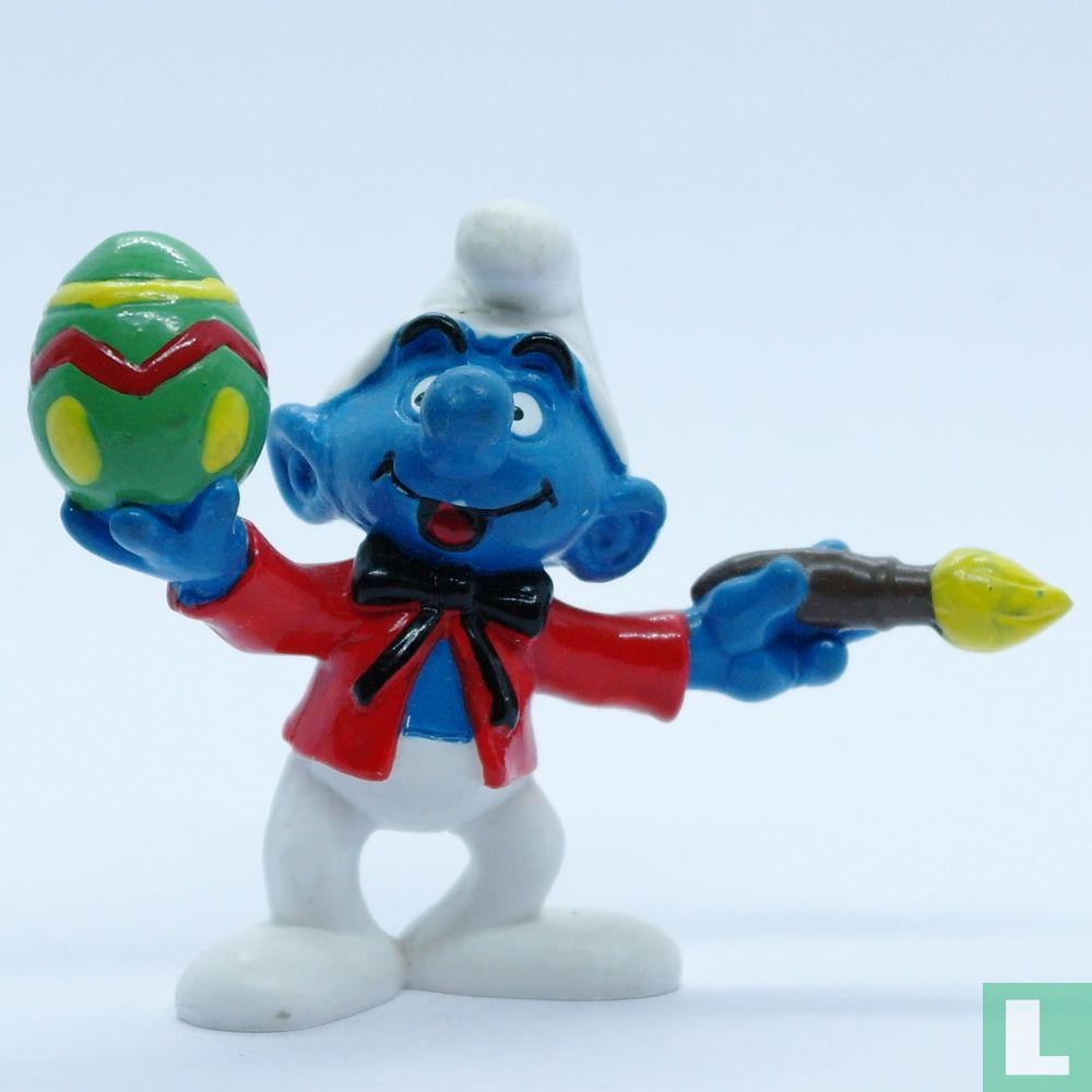 Smurf paints Easter egg