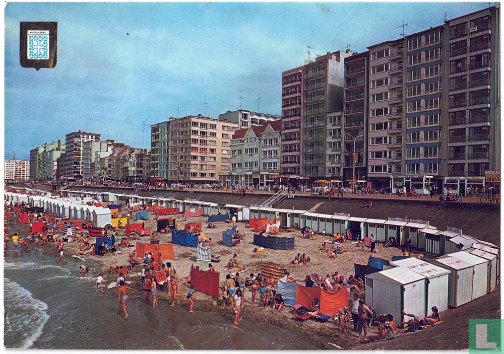 Strand en zeedijk