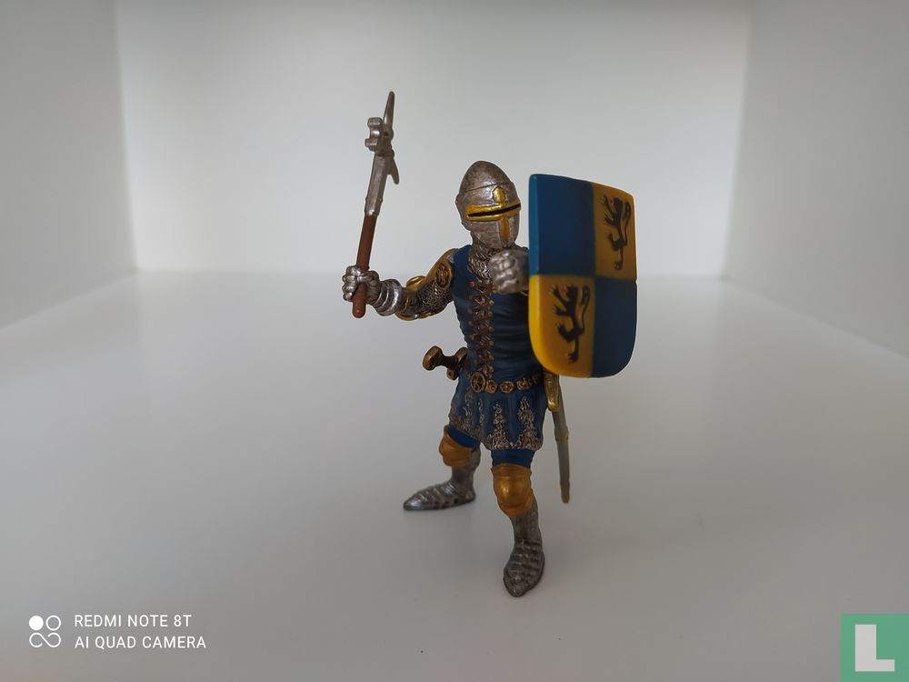 Knight with war hammer