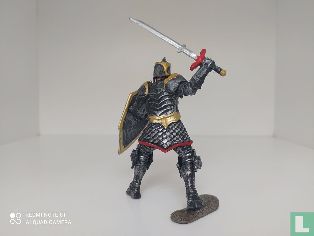Chevalier dragon avec épée