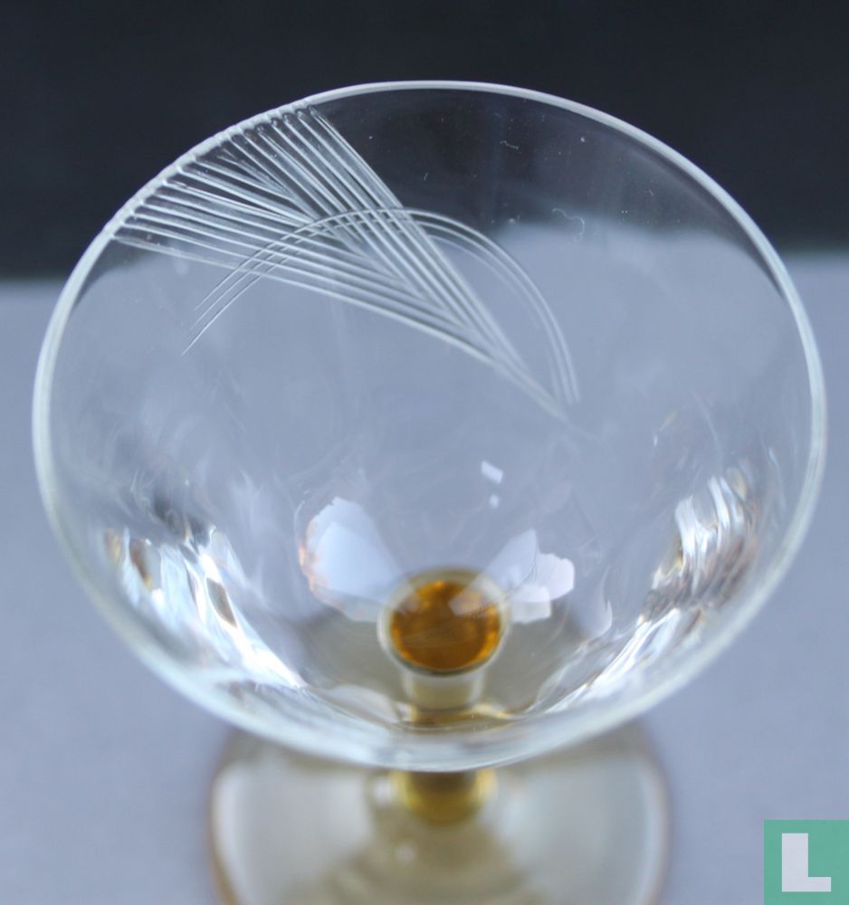 Verre amer avec jambe jaune