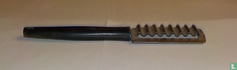 Gaufrette knife