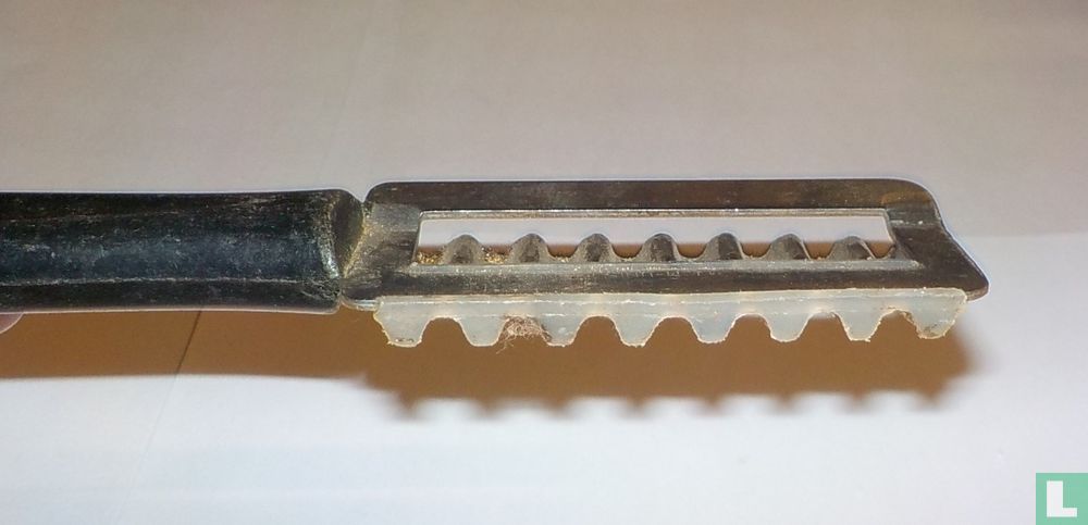 Gaufrette knife