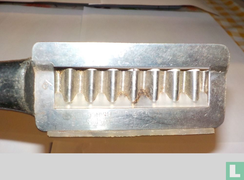 Gaufrette knife